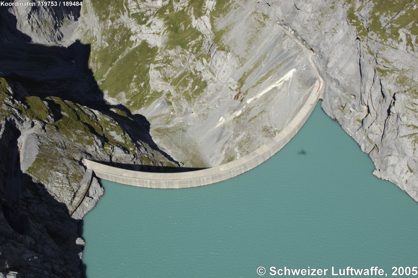 Limmerensee (1858 M.ü.M.), Blick nordwestwärts über die Staumauer zum Limmerenbach Richtung Linthal.